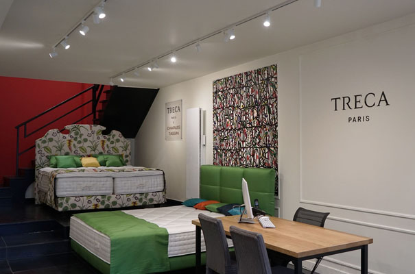La boutique Tréca Paris avec la tête de lit Charles Tassin en exposition